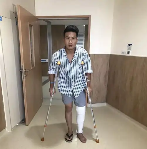 膝关节韧带断裂术后第二天拄拐下地