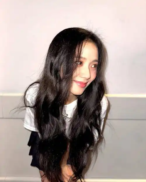 kimjisoo超话#金智秀黑长直造型自拍#221203 智秀个人ins/story更新