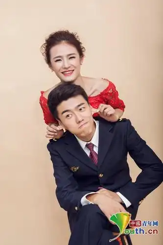 网络媒体走转改爱家更爱岗高铁90后夫妻的站台约会