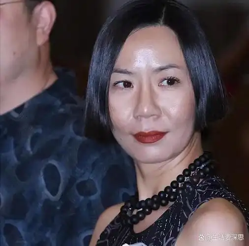 她的长相不符合传统审美标准,甚至被网友戏称为"中国最丑女演员".