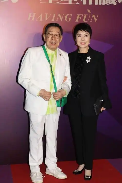 tvb关菊英与同性密友恩爱出席晚宴,拎20万爱马仕贵气逼人