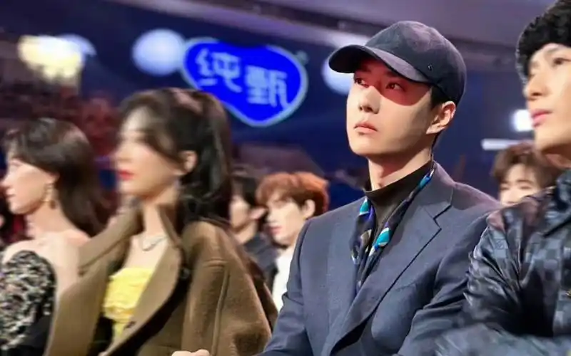 王一博在微博之夜上和王嘉尔,黄轩聊啥呢?