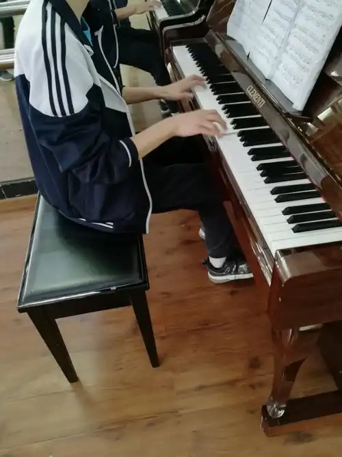 我们班的同学真是多才多艺,闲暇之余弹弹钢琴也是不错的娱乐方式.