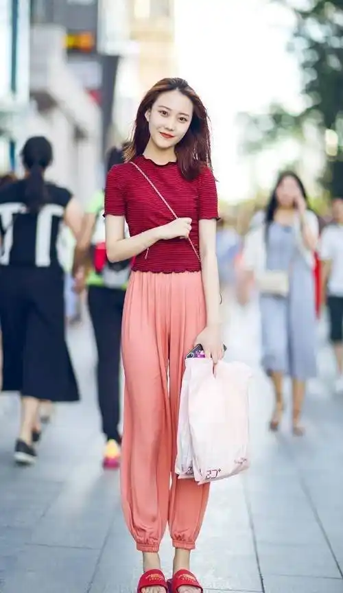 美女穿搭,靓女一字肩搭配浅色牛仔裙,美得很有气质_风格_面的_姐姐