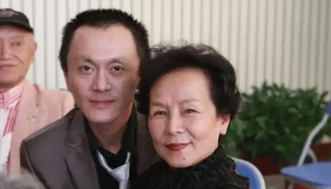 她是"妈妈专业户",巅峰时嫁给世界冠军,今57岁被老公宠上天!_吴玉芳