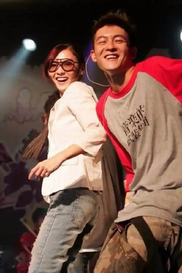 张柏芝陈冠希早年亲密合影曝光跳贴面舞开怀大笑2