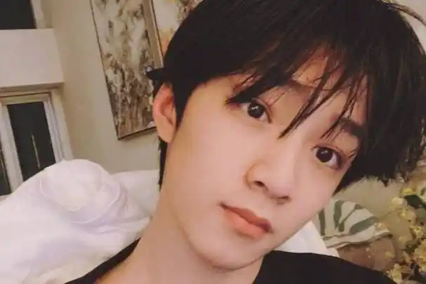 刘耀文晒素颜照,原相机镜头下的脸好真实,终于相信他才16岁了_少年团