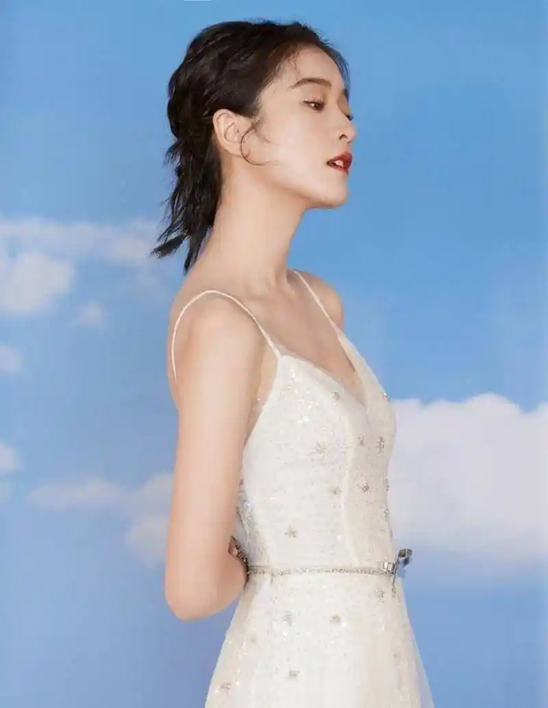 张雪迎的身材无敌了,穿白色吊带连衣裙秀美背,让人好生羡慕!