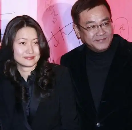 据悉,50岁的导演尔冬升和拍拖9年的女友,37岁的老师罗晓文已经于上