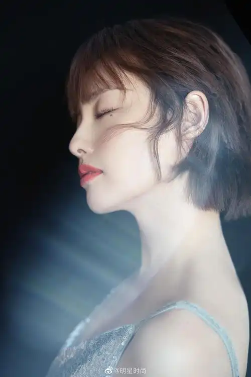 张嘉倪出席费加罗风尚盛典,性感高开叉长裙搭配银河亮片