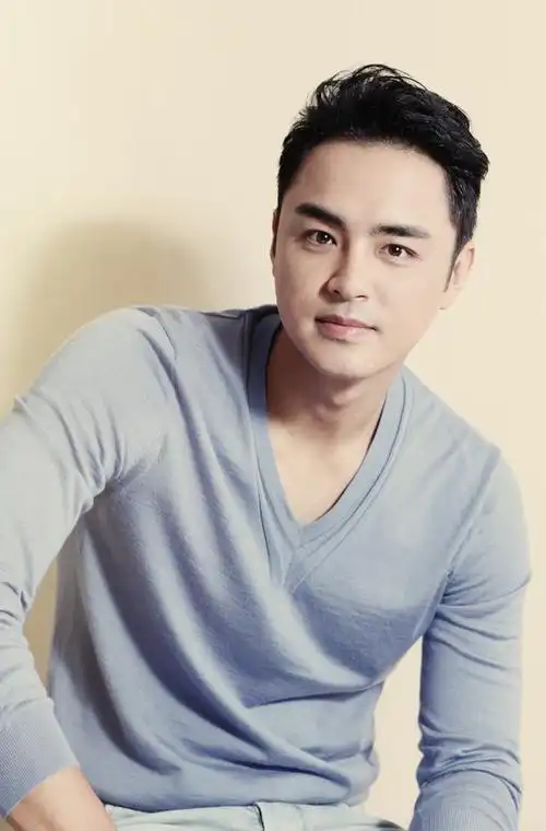 王鸥明道搞事情手牵手四目而对网友般配