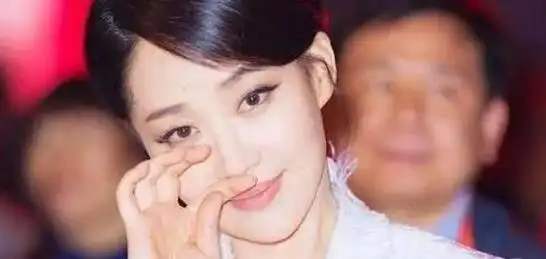 许晴:年近半百身材傲人,一臀迷倒数位大佬,越"老"越辣?