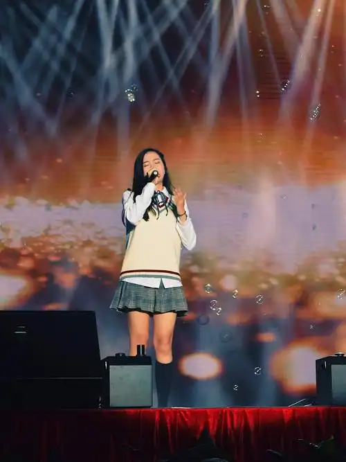 陈颖恩亮相深圳与千位学生共迎新年