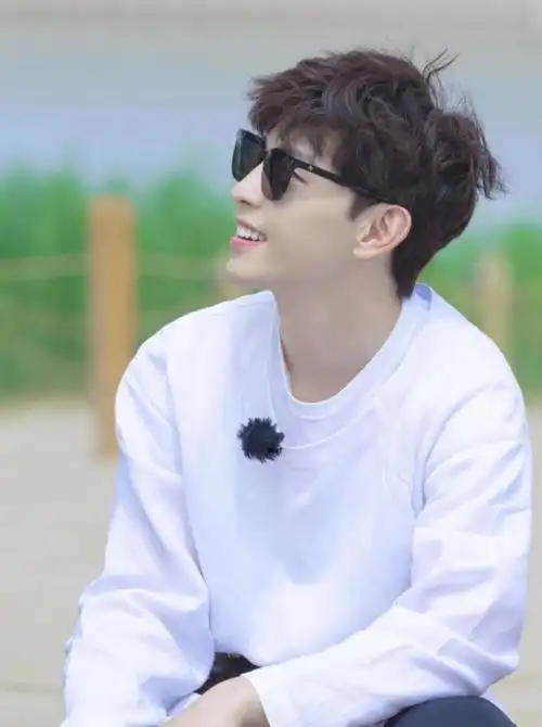 邓伦小可爱来咯