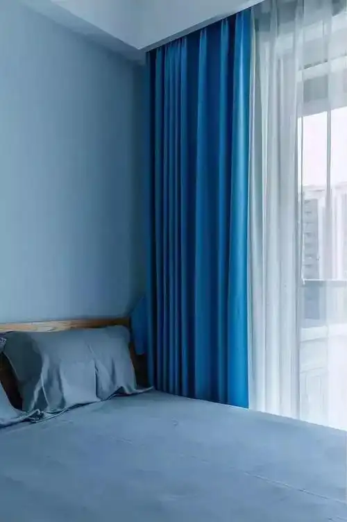 次卧偶尔有父母来住,素色的雾霾蓝和古蓝色端庄高雅,以后作为儿童房也