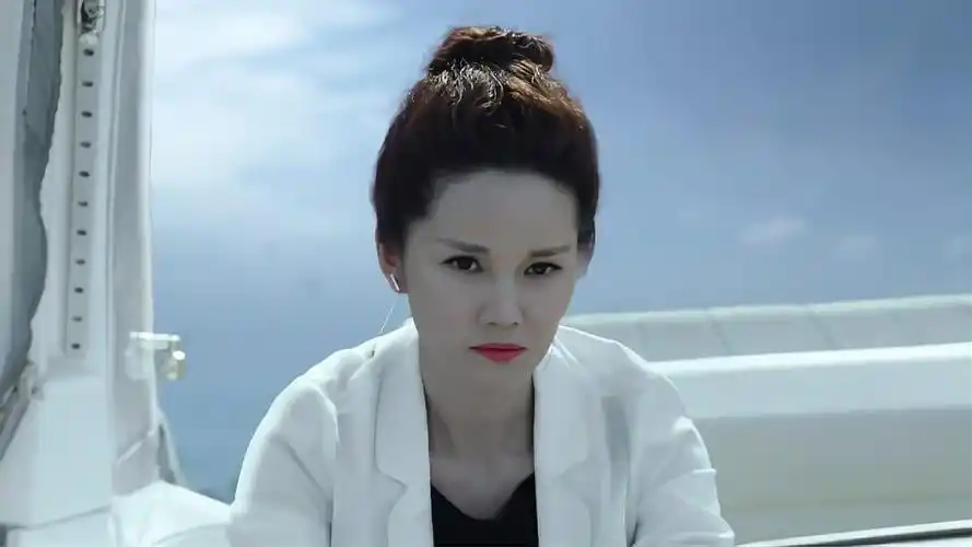 谍海追踪女间谍趁乱开快艇逃跑没想到特工违令追击直接撞