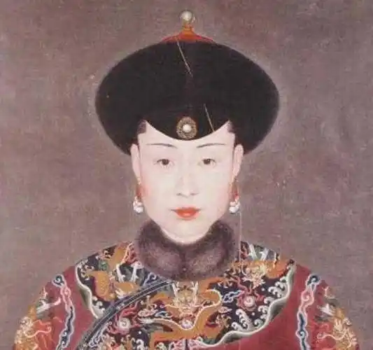 孝懿仁皇后是一等公佟国维之女,也就是隆科多的亲姐姐.