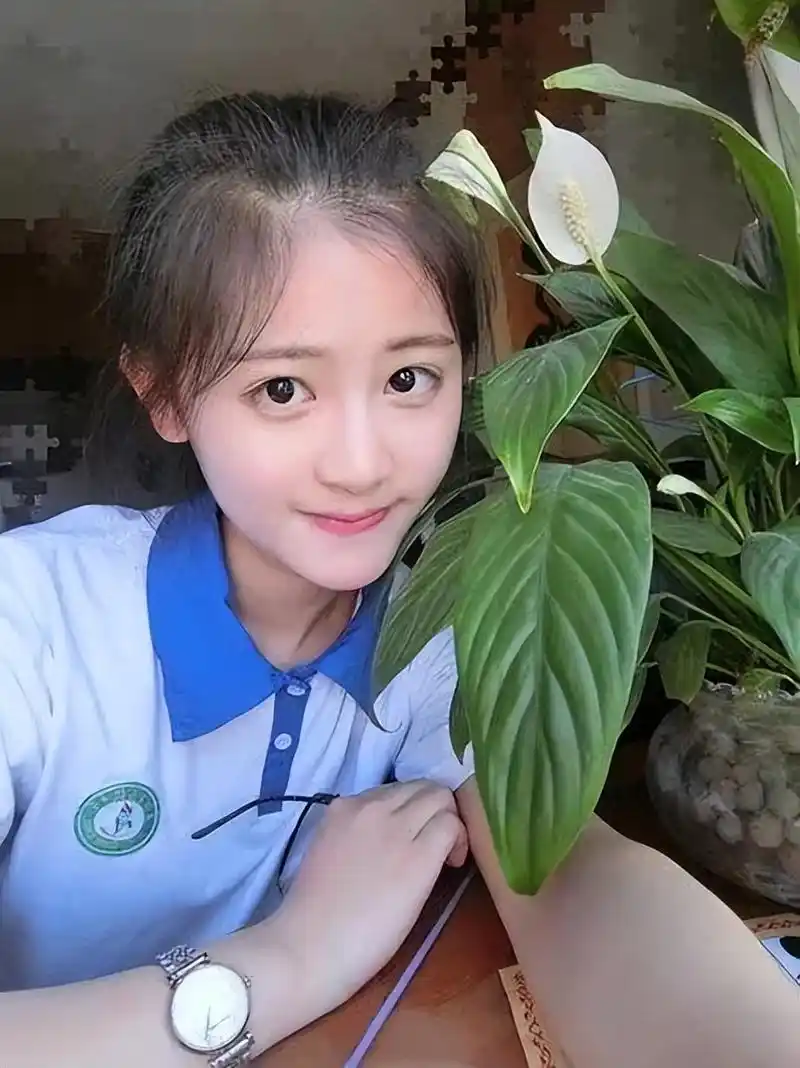 "纯欲"天花板走红,朴素校服藏不住的青春靓丽,初恋脸让人羡慕