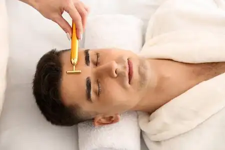 在美容院接受面部按摩的男士图片