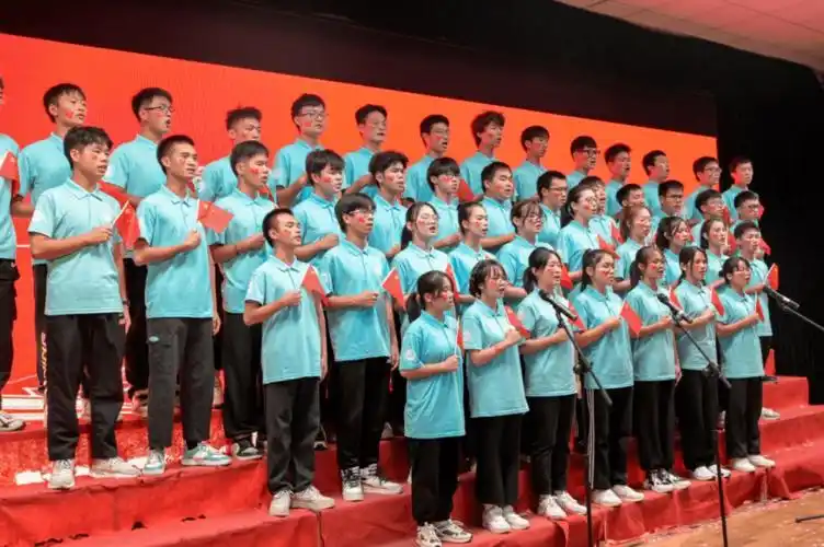 宏达威爱科技学院举办唱红歌颂党恩合唱比赛