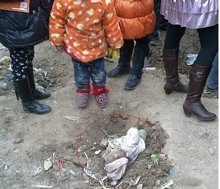 江苏响水县裕廊大桥下挖出多具孩童尸体