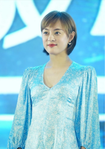 孙俪罕见独唱炫技穿露肩裙美回冯程程剪民国少女风短发太清纯