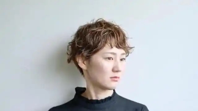 瘦小的美女自然卷,发型师给她剪个短发变潮人