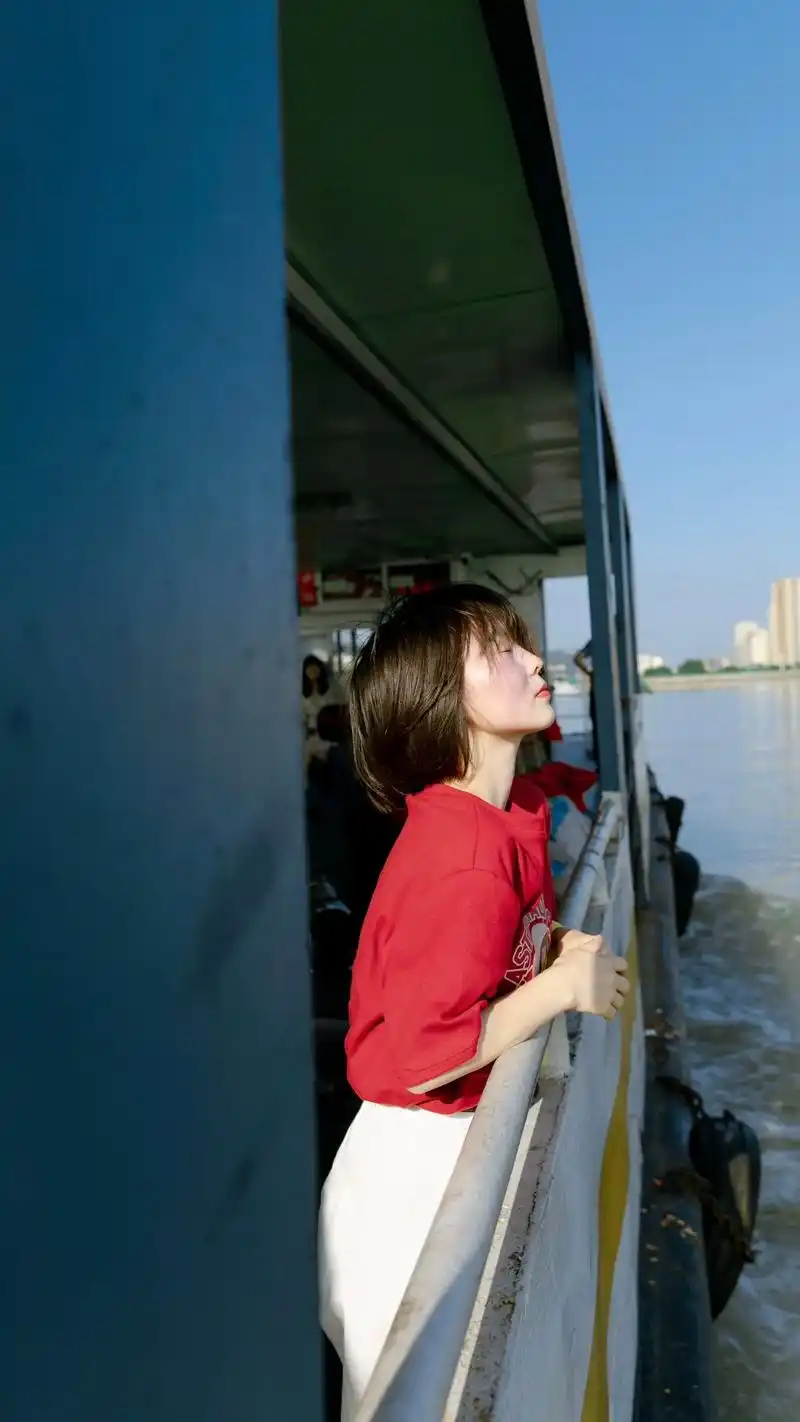 照片是21年夏天拍的 那时候短发 笑容明媚 #从前的那个女