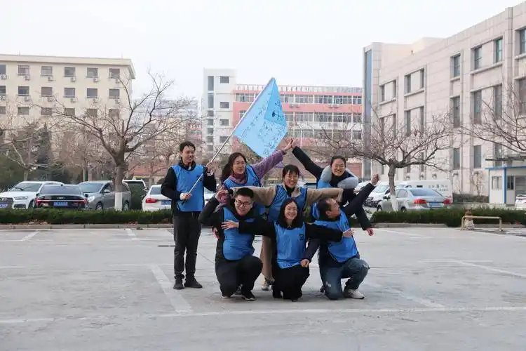 4支队伍,在破冰起航创意亮相后,进行了紧张活泼的4组团队合作竞技活动