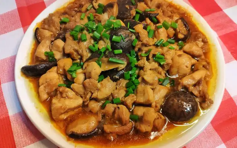 不用油也可制作美味的鸡肉 香菇蒸鸡滑嫩鲜香 年夜饭做给老人与孩子吃