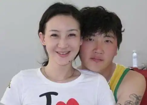 原创49岁孙楠现任和前妻近照,看起来相差20岁,网友:这都能当妈了!