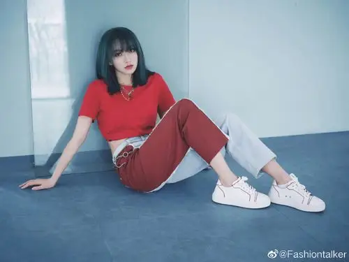 【8.13 程潇】程潇今日份造型大赏:浅蓝色短发红色.