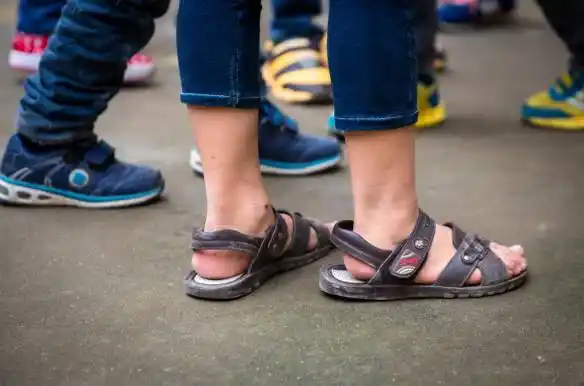 什么愿望,这个小姑娘叫叶玲却也让人心疼笑起来也特别天真,山里的孩子