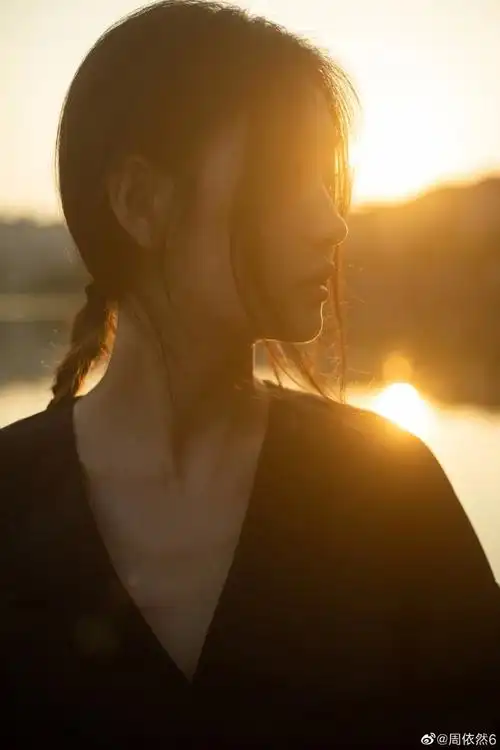 跟着女明星这样拍我们都是侧脸杀女孩