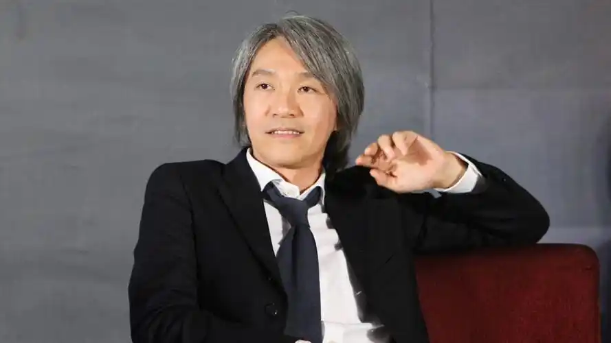 周星驰晒与赵丽娜李佳悦合照,将合作《女足》,两位队员身材健美