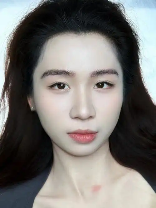 这女孩自身眉毛浓密有了型就精致立体了!