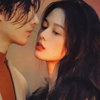 四目相视的深情唯美情侣头像一左一右