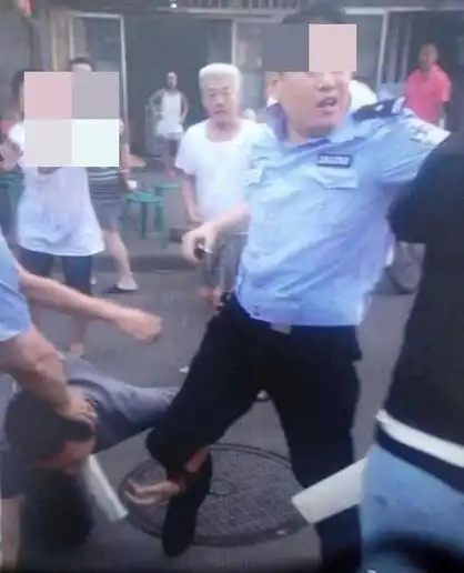 回顾44岁农民当街杀死警察被捕法庭上辩解他用脚踩我脸