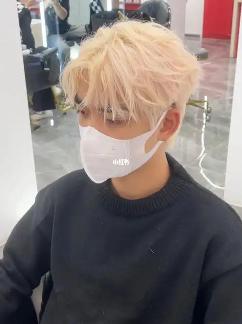 头发漂两遍后,洗过后在直接染目标色白金色走在街上回头率爆表的发色