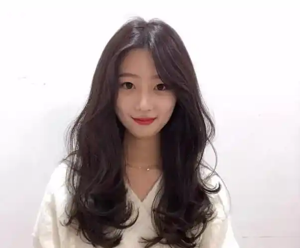 把厚重的头发修剪得比较有层次一点,配合三七分刘海看起来更加的高级