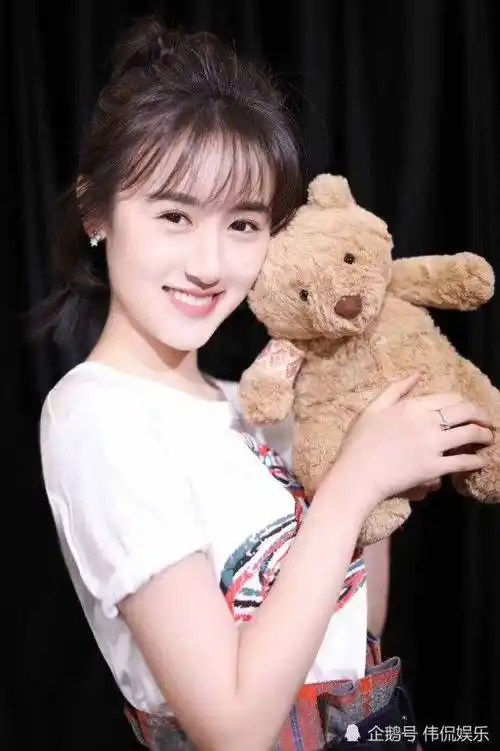 原创人气排行榜前十的女明星赵丽颖排名第四她是当之无愧的榜首