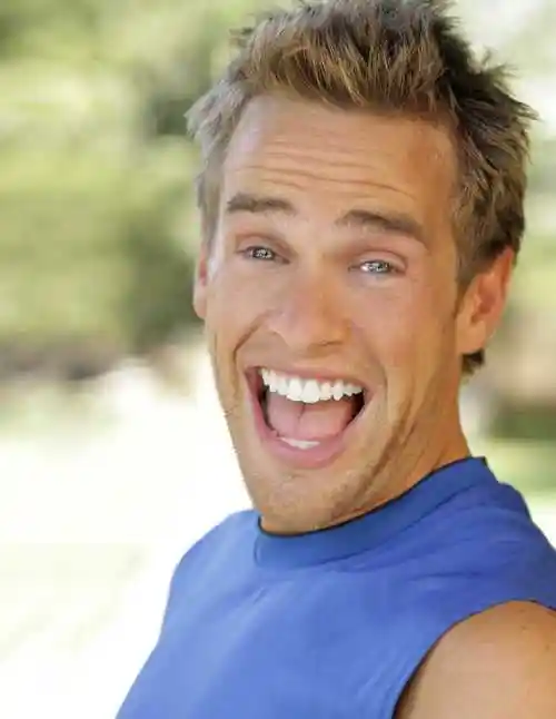 带耳机的男生半身照