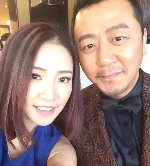 演员郭涛,去重庆拍戏时拍来一个老婆,结婚16年生两子