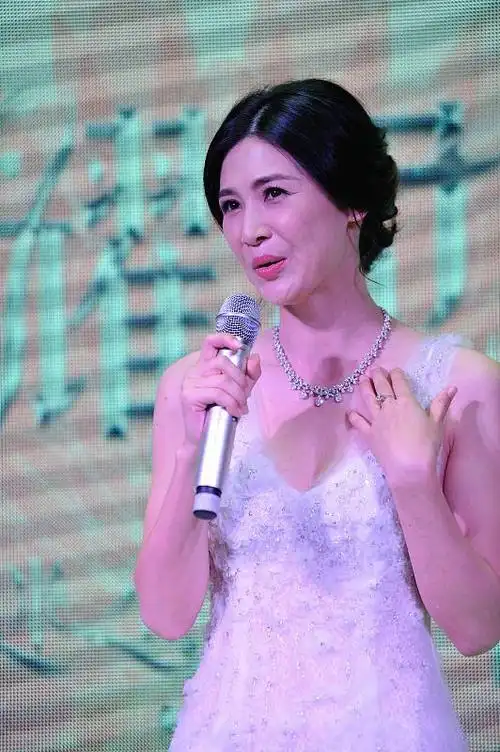 "李云龙妻子"童蕾真有气质,穿白色礼服裙,好像优雅的芭蕾舞者