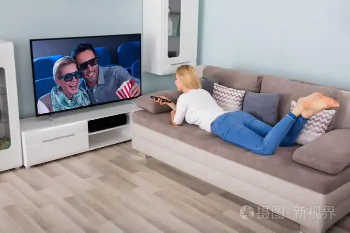 女人在家里看电视