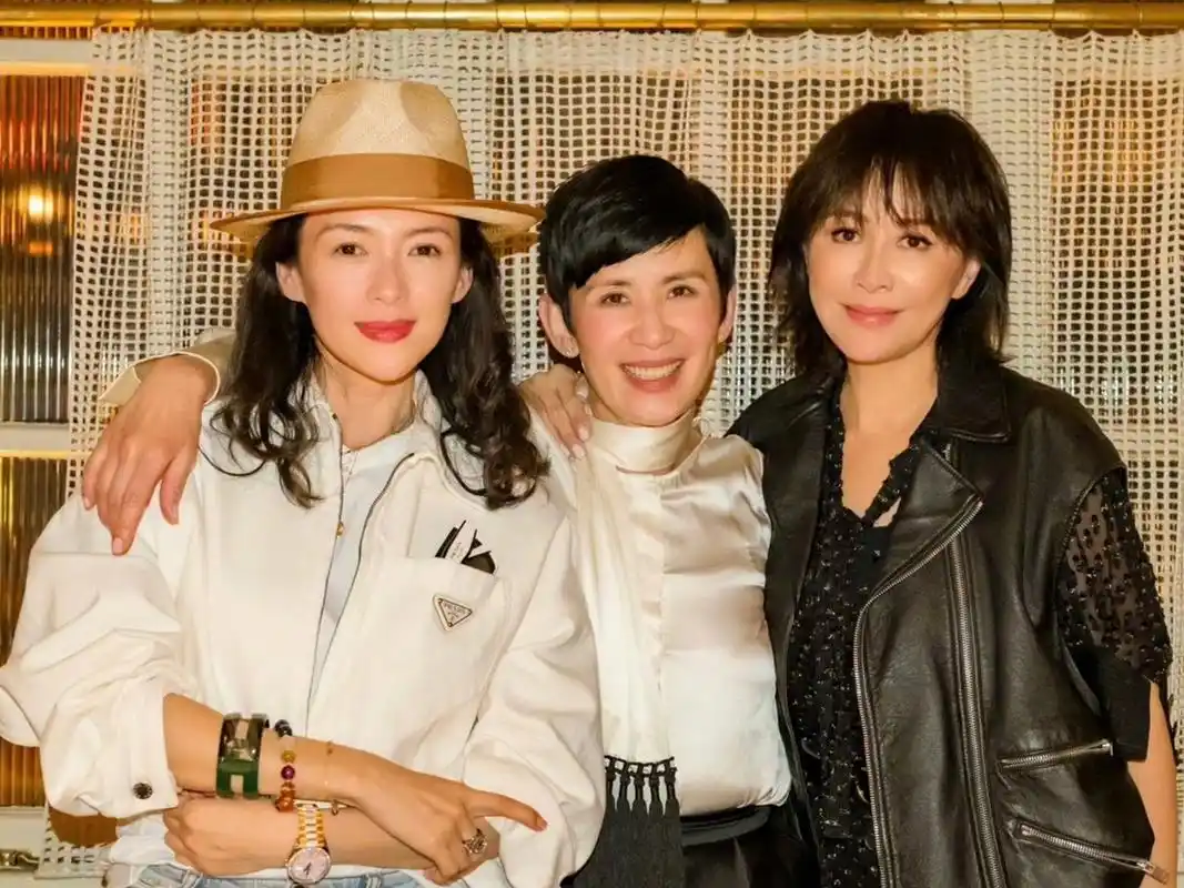 刘嘉玲章子怡吴君如合照# 刘嘉玲晒出与章子怡吴君如的合照,三个人的