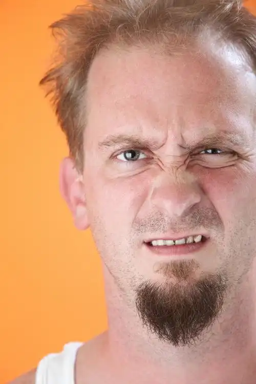 再也不,懒惰白种人男性,山羊胡子表达他的厌恶