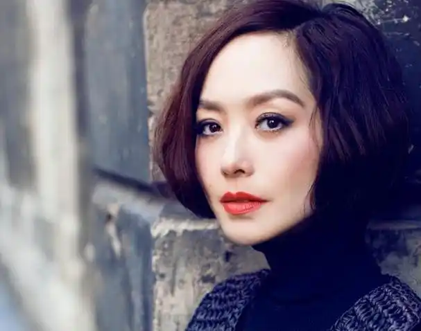 知名主持陈鲁豫现身意大利,瘦成排骨胸筷子腿,曾表态从不吃主食