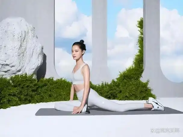 38岁辛芷蕾瑜伽照,腰间没有一丝赘肉,还有腹肌!