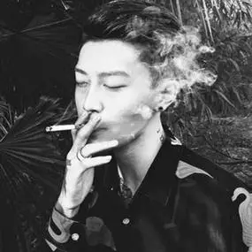 黑白男生头像成熟稳重高清黑白男生头像多了份迷人的成熟